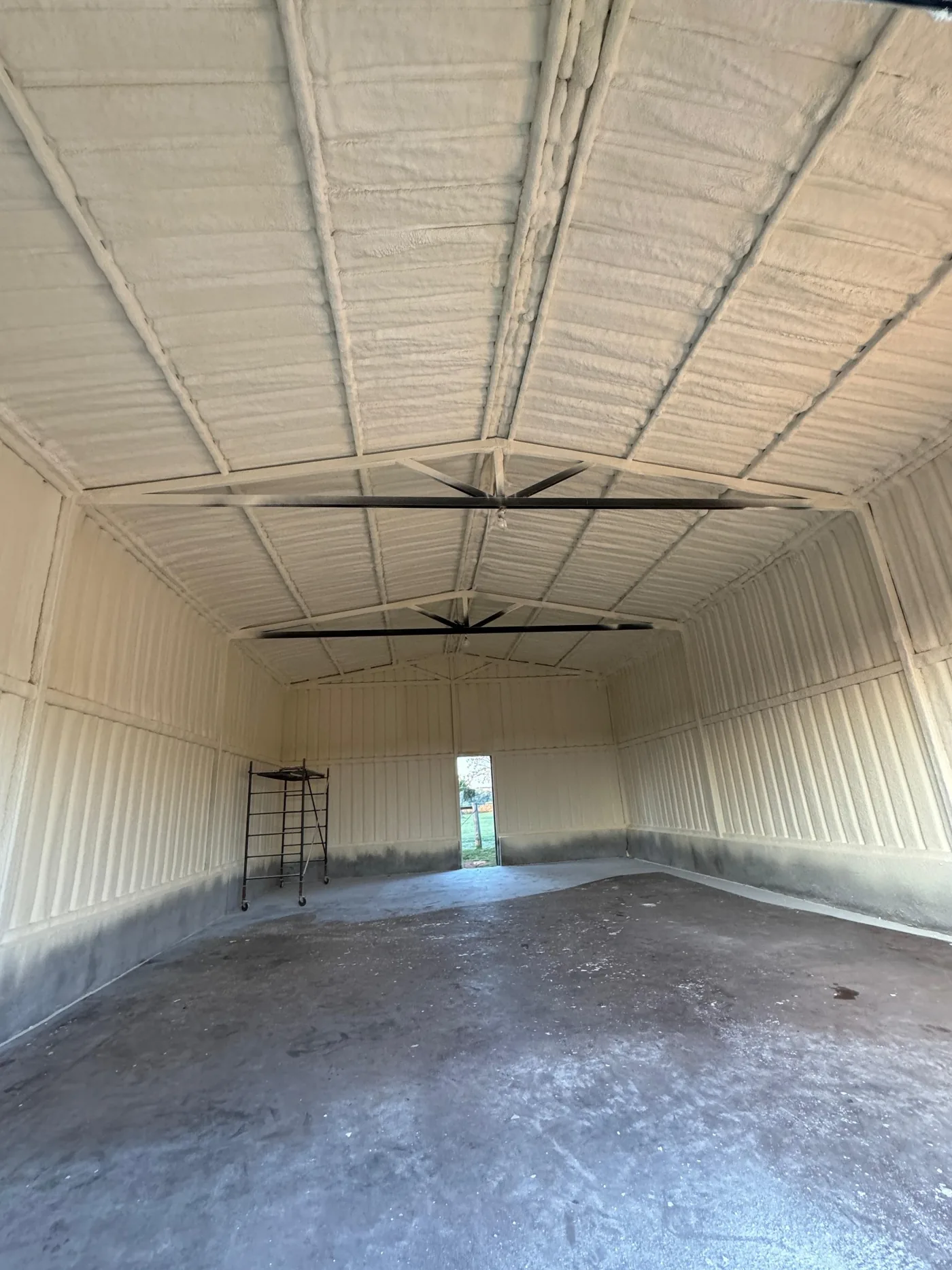 Interior de galpón aislado con poliuretano proyectado